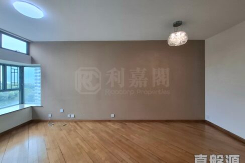 2ee3540f-ccdb-4654-a3a7-1c709c14ed8e-1.jpeg
