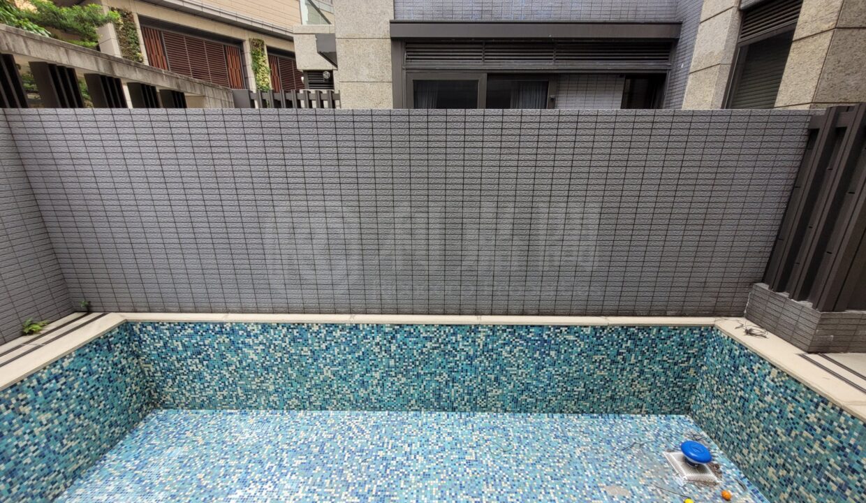 c9359985-ecdc-49f6-b63b-dcf793d0fea6-1.jpeg