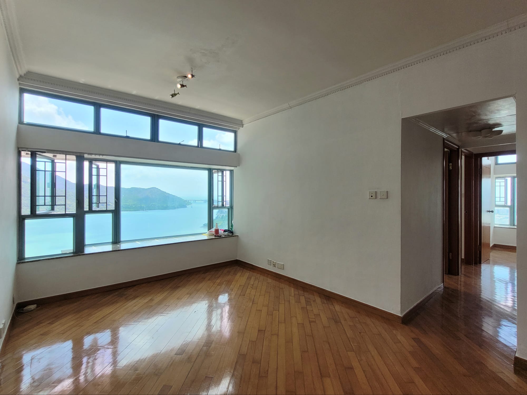 next to mtr,  three bedroom for rent