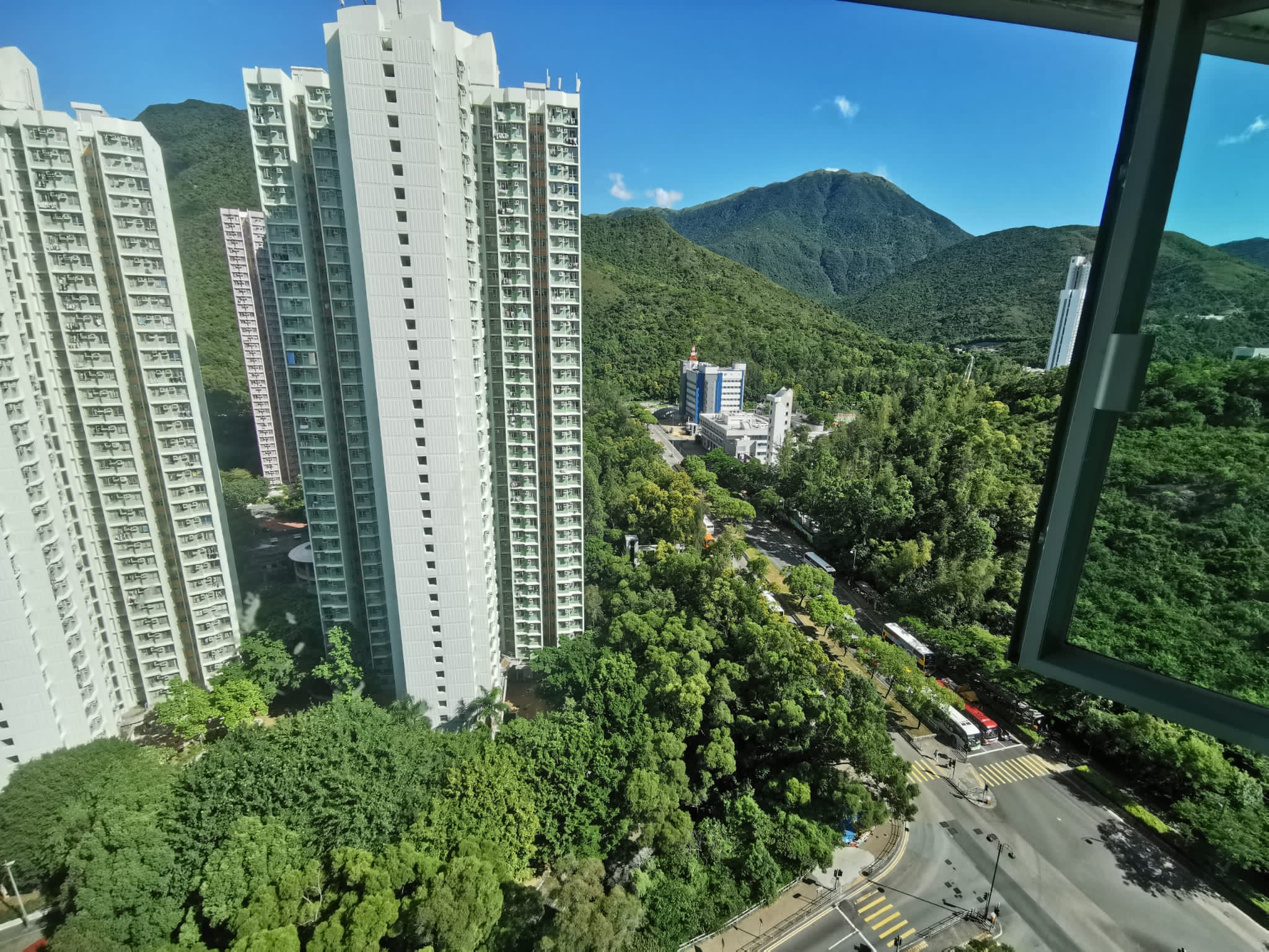 The real estate is close to shopping malls and the MTR four are beautiful and green mountains