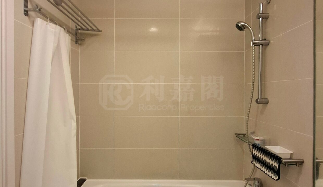 b0f405dd-5e48-46d5-be1e-6c5d0674f912