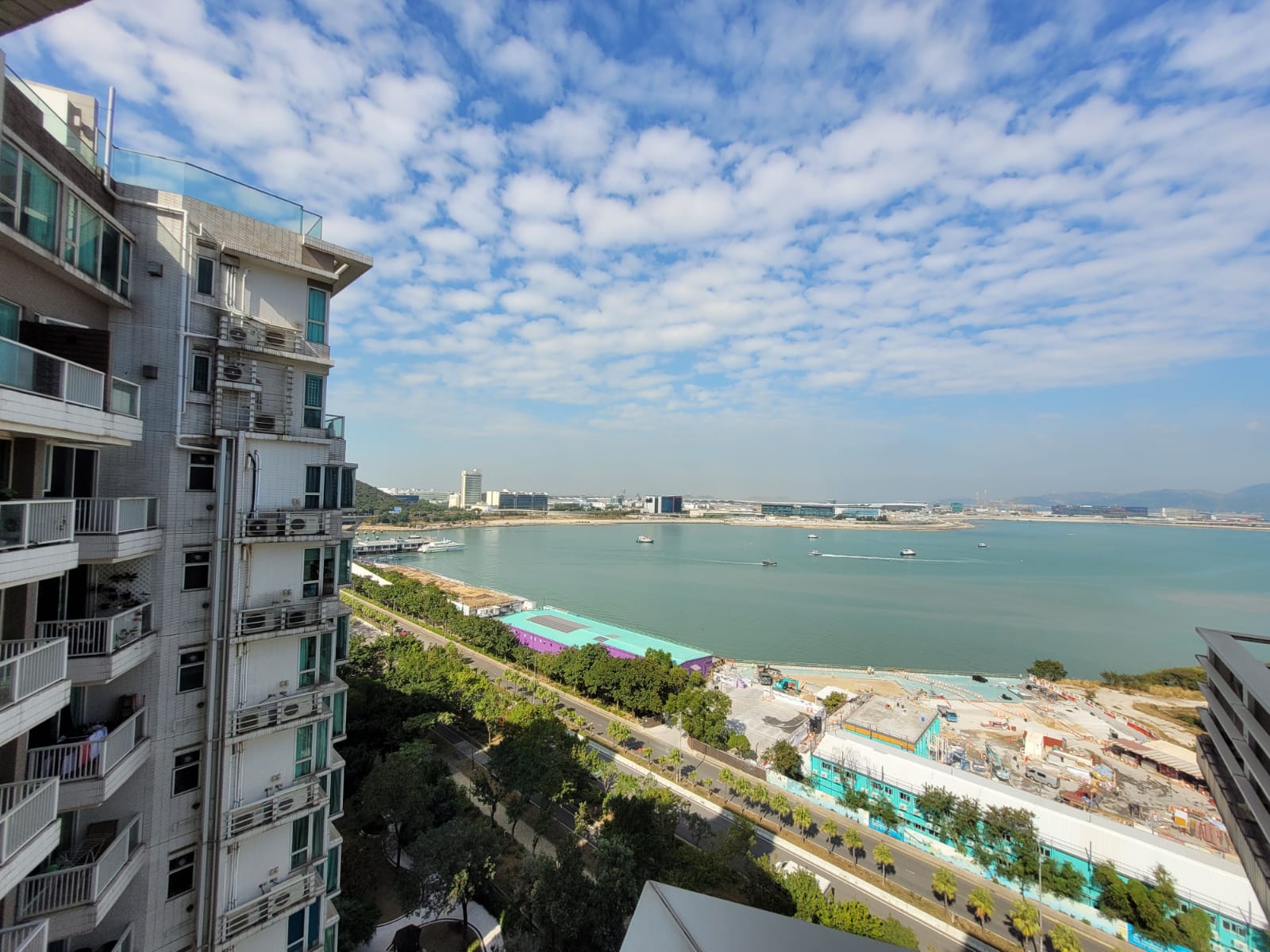 Really high-rise airport with sea view, close to shopping malls and MTR