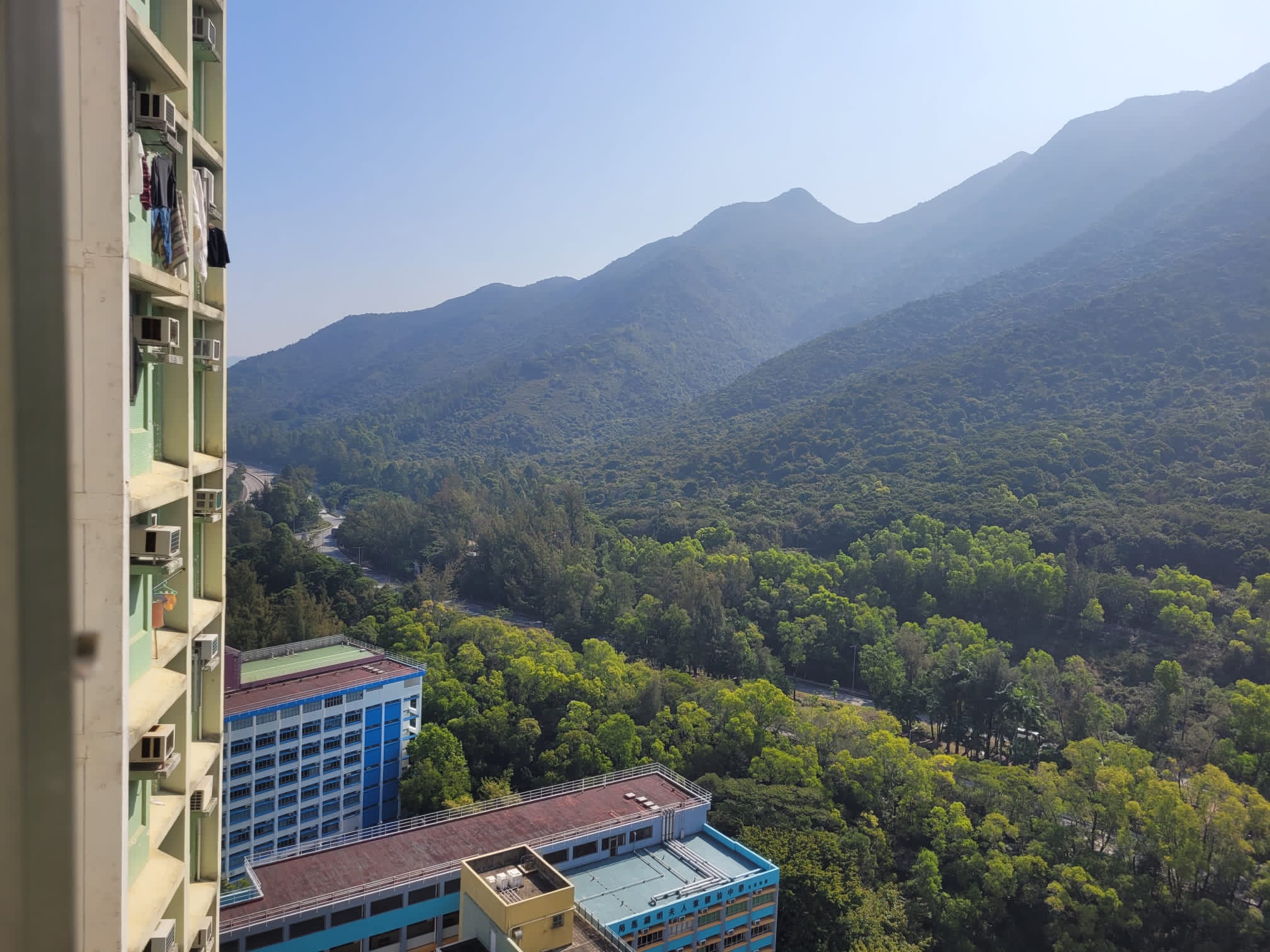 The land price has been paid up, near shopping malls and MTR high-rises, and it is rare to sell beautifully decorated emerald green mountain views